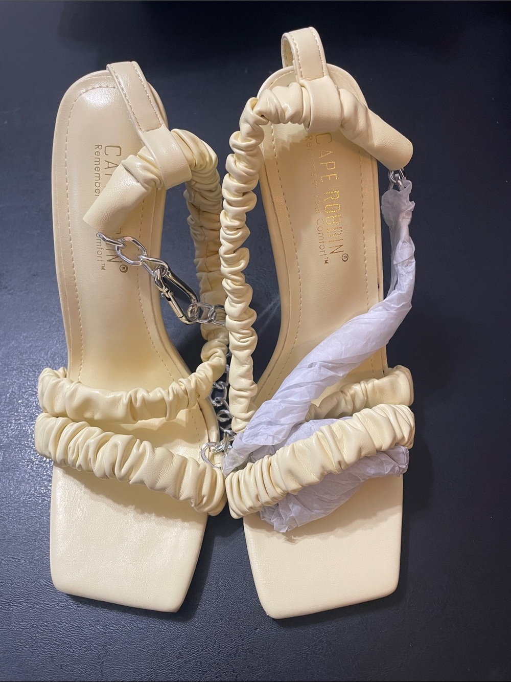 Cape Robbin Imogen Yellow Heels NWT Sz. 8 w a 4.5 inch heel & chain accent